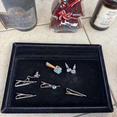 お酒、ネクタイピン、カフスボタンをお譲り頂きました。