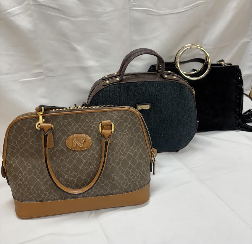 ショルダーバッグをお譲り頂きました。