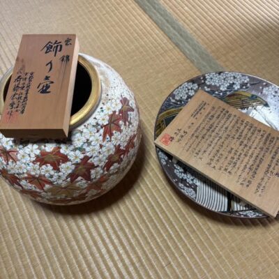 飾り壺と飾り皿をお譲りして頂きました。