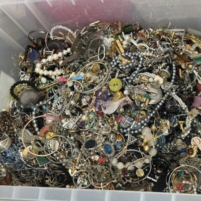 業者様より「イミテーションアクセサリー」をお買取りさせて頂きました。